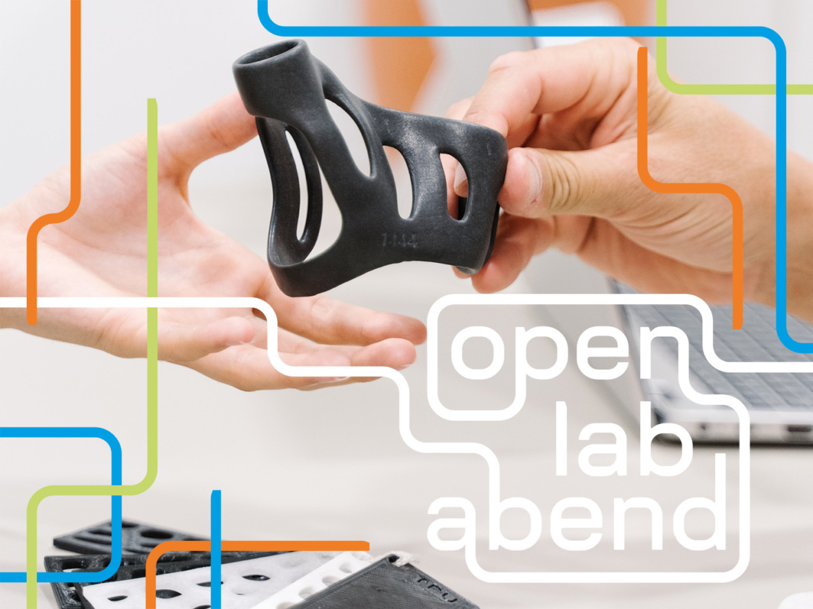 ein schwarzes 3D gedrucktes Objekt wird von einer Hand zur nächsten gereicht