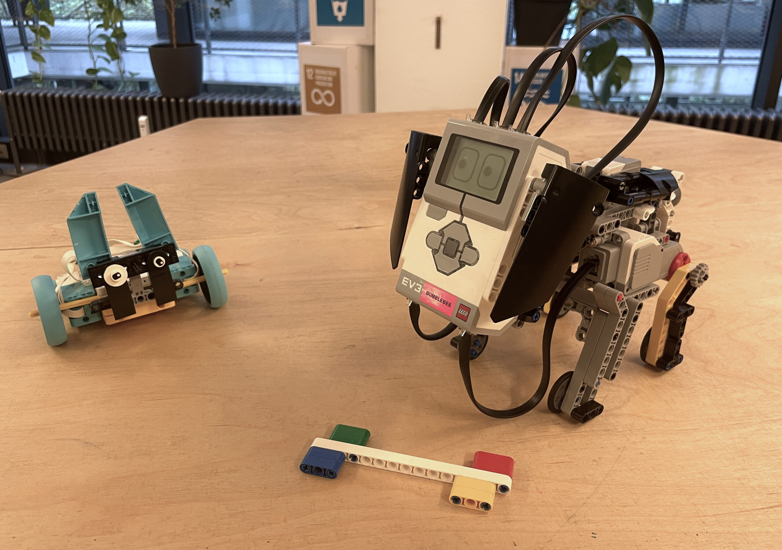 Roboter Hund und Roboter Hase von Lego Spike