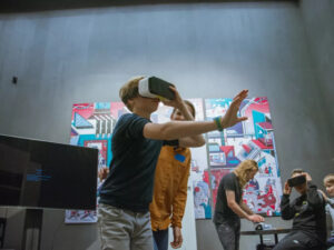 Kind Mit Vr Brille Versucht Mit Hand Etwas Zu Greifen Oder Anzufassen.