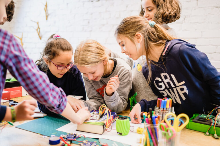 Web Jungetueftlerinnen Stock Foto Andi Weiland 28