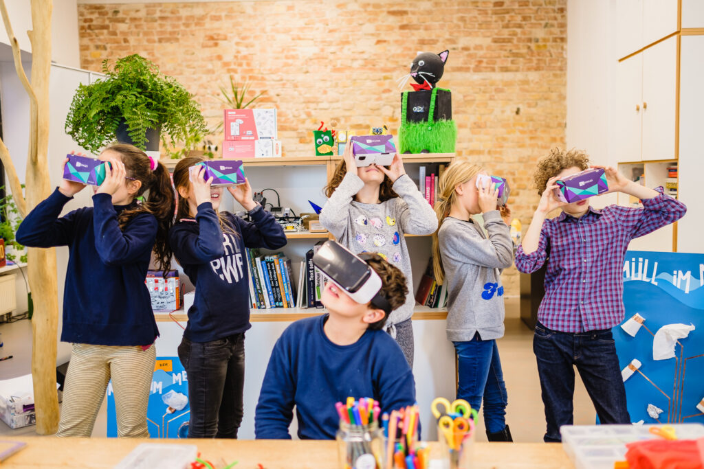 Web Jungetueftlerinnen Stock Foto Andi Weiland 46 2