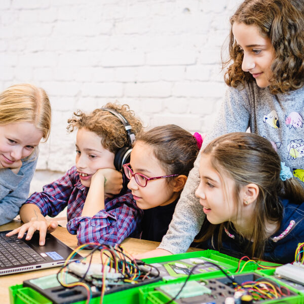 Tueftellab Kiunddaten Citizenscience Gemeinsamdatensammeln Kursuebersichtsseite Kindersitzenamcomputerlaptop Senseboxandiweiland 1