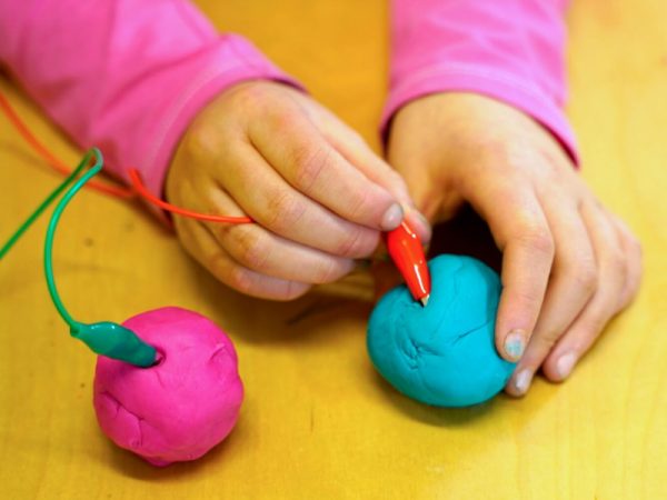 Tueftellab Stiftundpapier Tutorial Leuchtendeknetfiguren Projektbild 1